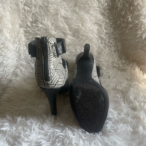 BCBGeneration Size 8 5in heels Color White/Black - Picture 4 of 4